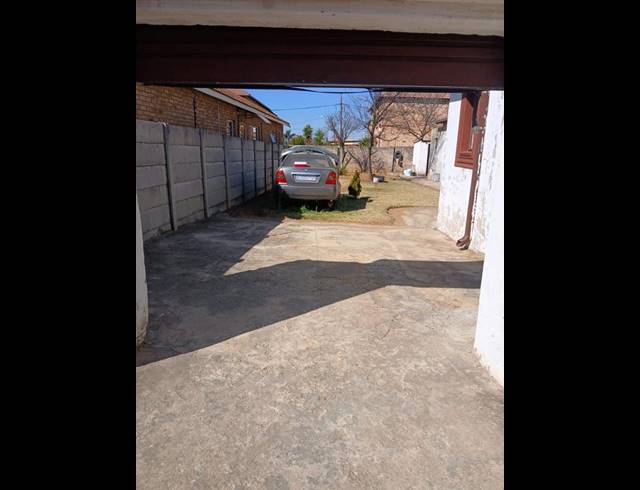 6 BEDROOM HOUSE FOR SALE IN EIKE PARK
